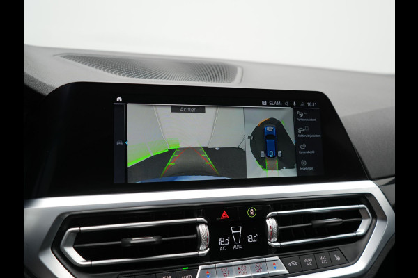 BMW 3 Serie Touring 330e Plug In Hybrid 293pk Dealer O.H PHEV | Trekhaak Af Fabriek | Panodak | Laser LED | Head Up | 360 Camera | Adaptive Cruise | Keyless | Carplay | Lederen Sportstoelen Memory & Verwarmd | Sfeerverlichting | Navigatie |