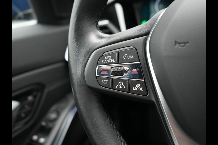 BMW 3 Serie Touring 330e Plug In Hybrid 293pk Dealer O.H PHEV | Trekhaak Af Fabriek | Panodak | Laser LED | Head Up | 360 Camera | Adaptive Cruise | Keyless | Carplay | Lederen Sportstoelen Memory & Verwarmd | Sfeerverlichting | Navigatie |