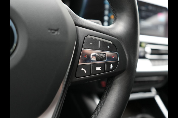 BMW 3 Serie Touring 330e Plug In Hybrid 293pk Dealer O.H PHEV | Trekhaak Af Fabriek | Panodak | Laser LED | Head Up | 360 Camera | Adaptive Cruise | Keyless | Carplay | Lederen Sportstoelen Memory & Verwarmd | Sfeerverlichting | Navigatie |