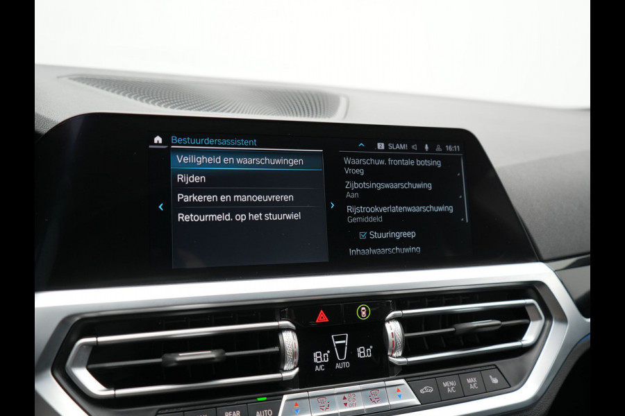 BMW 3 Serie Touring 330e Plug In Hybrid 293pk Dealer O.H PHEV | Trekhaak Af Fabriek | Panodak | Laser LED | Head Up | 360 Camera | Adaptive Cruise | Keyless | Carplay | Lederen Sportstoelen Memory & Verwarmd | Sfeerverlichting | Navigatie |