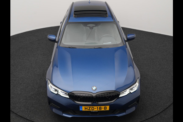 BMW 3 Serie Touring 330e Plug In Hybrid 293pk Dealer O.H PHEV | Trekhaak Af Fabriek | Panodak | Laser LED | Head Up | 360 Camera | Adaptive Cruise | Keyless | Carplay | Lederen Sportstoelen Memory & Verwarmd | Sfeerverlichting | Navigatie |