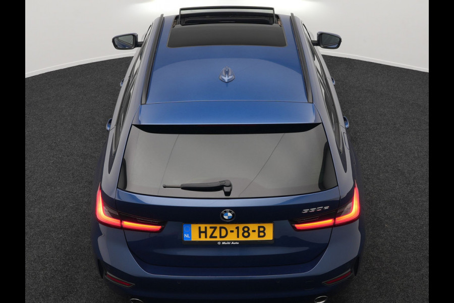 BMW 3 Serie Touring 330e Plug In Hybrid 293pk Dealer O.H PHEV | Trekhaak Af Fabriek | Panodak | Laser LED | Head Up | 360 Camera | Adaptive Cruise | Keyless | Carplay | Lederen Sportstoelen Memory & Verwarmd | Sfeerverlichting | Navigatie |