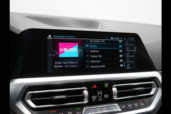 BMW 3 Serie Touring 330e Plug In Hybrid 293pk Dealer O.H PHEV | Trekhaak Af Fabriek | Panodak | Laser LED | Head Up | 360 Camera | Adaptive Cruise | Keyless | Carplay | Lederen Sportstoelen Memory & Verwarmd | Sfeerverlichting | Navigatie |