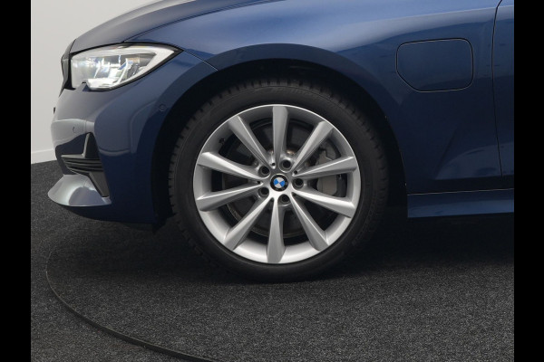 BMW 3 Serie Touring 330e Plug In Hybrid 293pk Dealer O.H PHEV | Trekhaak Af Fabriek | Panodak | Laser LED | Head Up | 360 Camera | Adaptive Cruise | Keyless | Carplay | Lederen Sportstoelen Memory & Verwarmd | Sfeerverlichting | Navigatie |