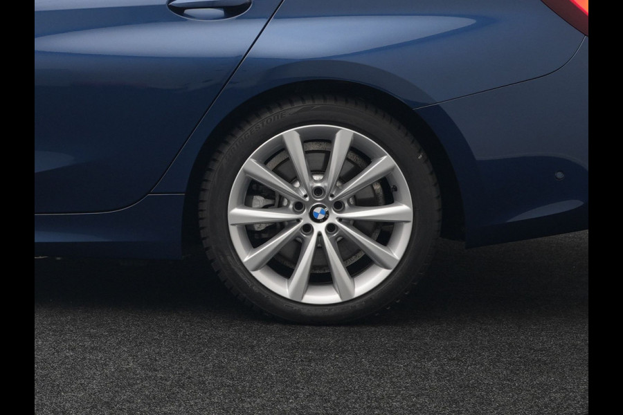 BMW 3 Serie Touring 330e Plug In Hybrid 293pk Dealer O.H PHEV | Trekhaak Af Fabriek | Panodak | Laser LED | Head Up | 360 Camera | Adaptive Cruise | Keyless | Carplay | Lederen Sportstoelen Memory & Verwarmd | Sfeerverlichting | Navigatie |