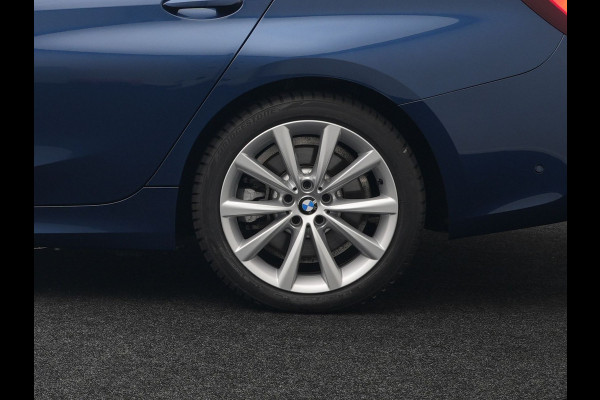BMW 3 Serie Touring 330e Plug In Hybrid 293pk Dealer O.H PHEV | Trekhaak Af Fabriek | Panodak | Laser LED | Head Up | 360 Camera | Adaptive Cruise | Keyless | Carplay | Lederen Sportstoelen Memory & Verwarmd | Sfeerverlichting | Navigatie |