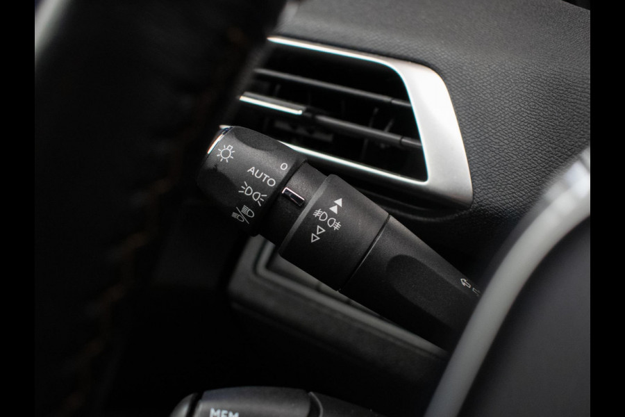 Peugeot 3008 1.2 PureTech GT Line (PANORAMADAK,APPLE CARPLAY,NAVI,LED,CRUISE,CLIMATE,GETINT,SPORTSTOELEN,CAMERA,PDC,NETTESTAAT)