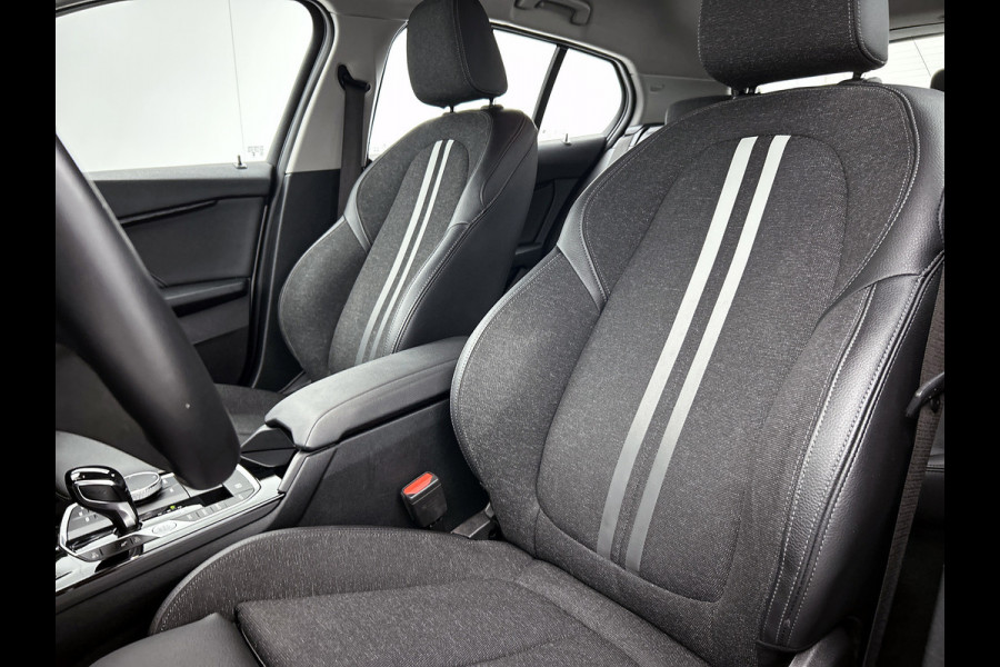 BMW 1-serie 120i Business Edition Plus(Carplay, Camera, Elektrische Stoelen, Head-up, SfeerV, StoelV, PDC V+A, Etc)