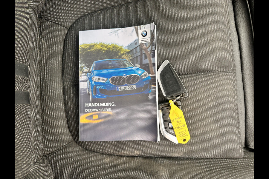 BMW 1-serie 116d Executive Edition Sport-Line (INCL-BTW) *DIGI-COCKPIT | FULL-LED | NAVI-FULLMAP | LEATHER-MICROFIBRE | AMBIENT-LIGHT | CARPLAY | CRUISE | KEYLESS | HEATED-SPORTSEATS | PRIVACY-GLASS | DAB | ECC | PDC | 17"ALU*