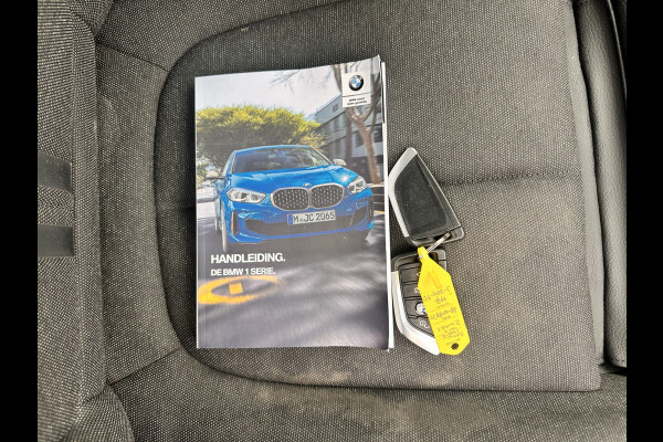 BMW 1-serie 116d Executive Edition Sport-Line (INCL-BTW) *DIGI-COCKPIT | FULL-LED | NAVI-FULLMAP | LEATHER-MICROFIBRE | AMBIENT-LIGHT | CARPLAY | CRUISE | KEYLESS | HEATED-SPORTSEATS | PRIVACY-GLASS | DAB | ECC | PDC | 17"ALU*