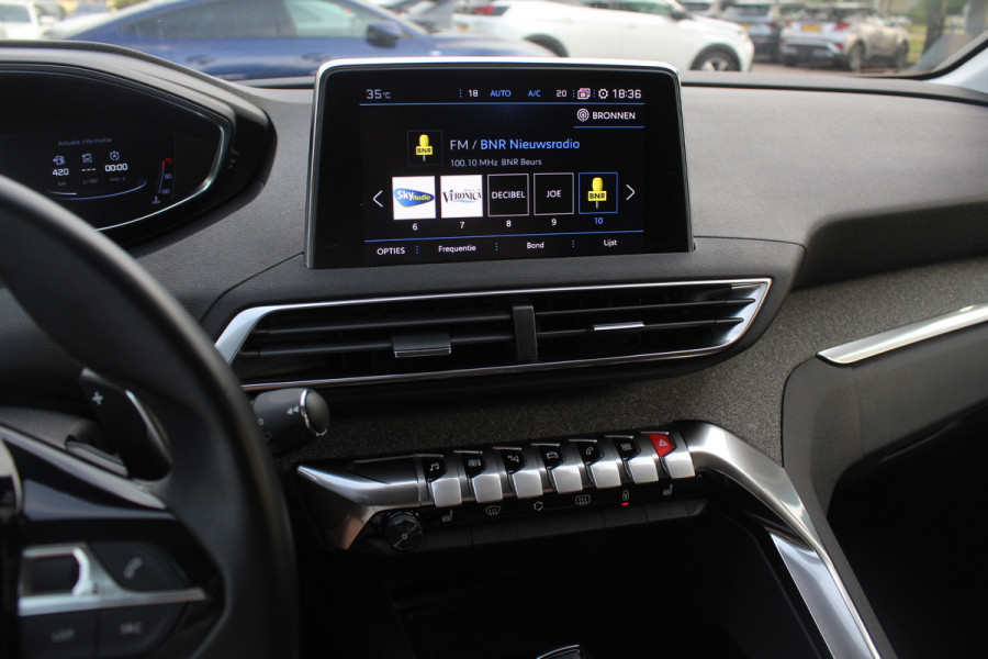 Peugeot 3008 1.6 PureTech GT Line 44.763 km! / Trekhaak / Camera / Navigatie / Keyless / 18'' / Stoelverwarming / DAB / Cruise Control