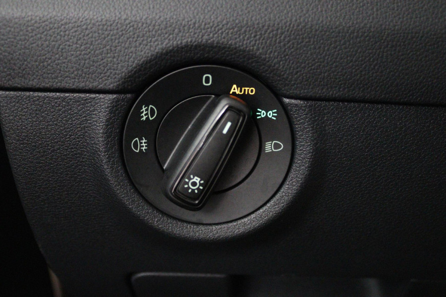 Škoda Octavia Combi 1.5 TSI Greentech Business Edition (STOELVERWARMING, AUTOMAAT, CRUISE CONTROL, PARKEERSENSOREN, CARPLAY NAVI)