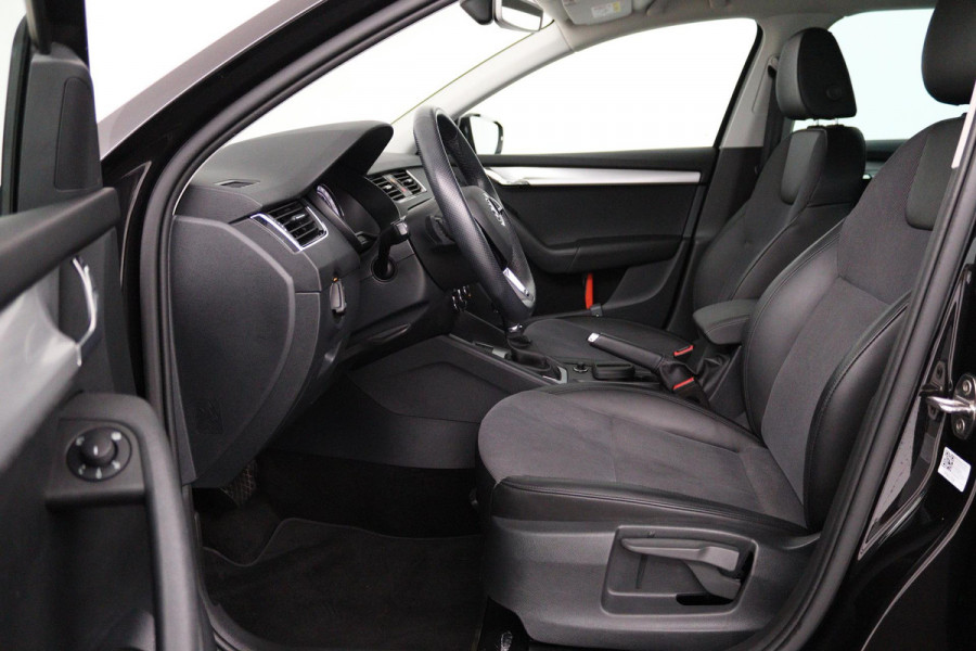 Škoda Octavia Combi 1.5 TSI Greentech Business Edition (STOELVERWARMING, AUTOMAAT, CRUISE CONTROL, PARKEERSENSOREN, CARPLAY NAVI)