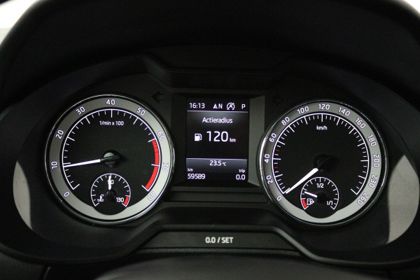 Škoda Octavia Combi 1.5 TSI Greentech Business Edition (STOELVERWARMING, AUTOMAAT, CRUISE CONTROL, PARKEERSENSOREN, CARPLAY NAVI)
