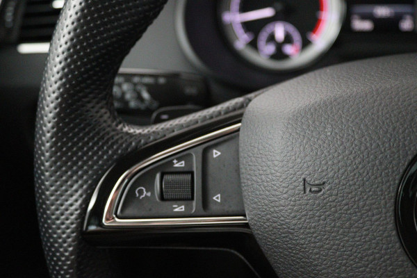 Škoda Octavia Combi 1.5 TSI Greentech Business Edition (STOELVERWARMING, AUTOMAAT, CRUISE CONTROL, PARKEERSENSOREN, CARPLAY NAVI)