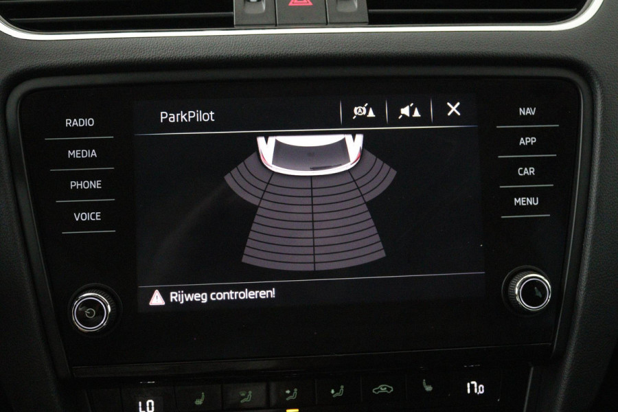 Škoda Octavia Combi 1.5 TSI Greentech Business Edition (STOELVERWARMING, AUTOMAAT, CRUISE CONTROL, PARKEERSENSOREN, CARPLAY NAVI)
