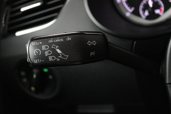 Škoda Octavia Combi 1.5 TSI Greentech Business Edition (STOELVERWARMING, AUTOMAAT, CRUISE CONTROL, PARKEERSENSOREN, CARPLAY NAVI)