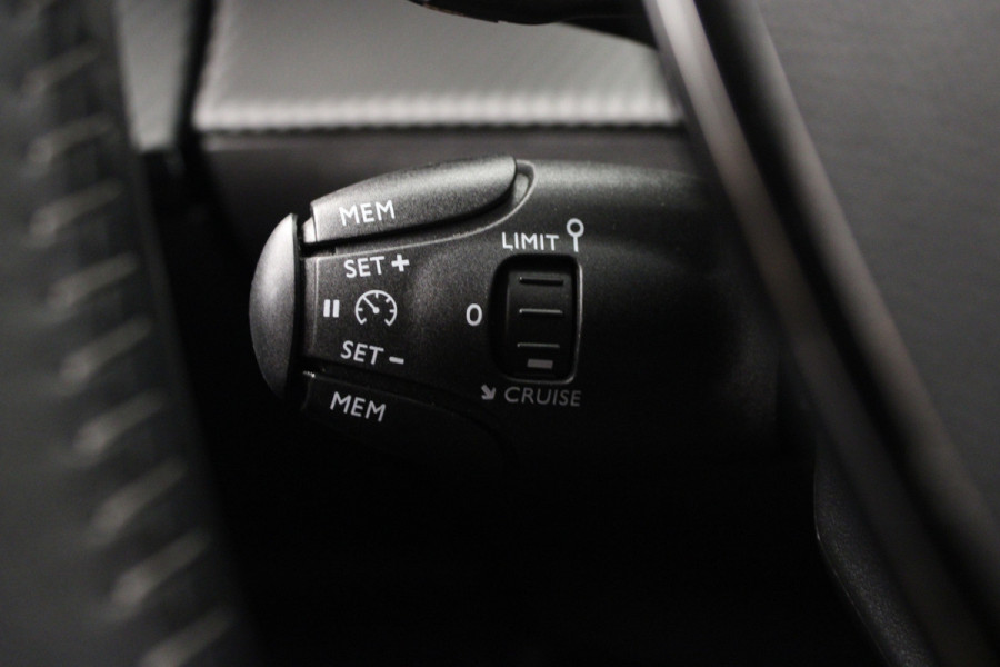 Peugeot 2008 1.2 PureTech Allure Pack |Camera|Navi|