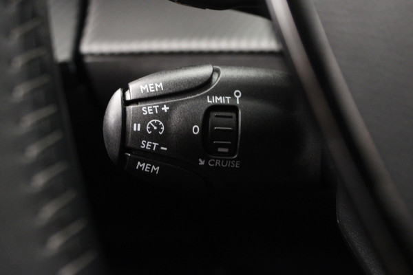 Peugeot 2008 1.2 PureTech Allure Pack |Camera|Navi|