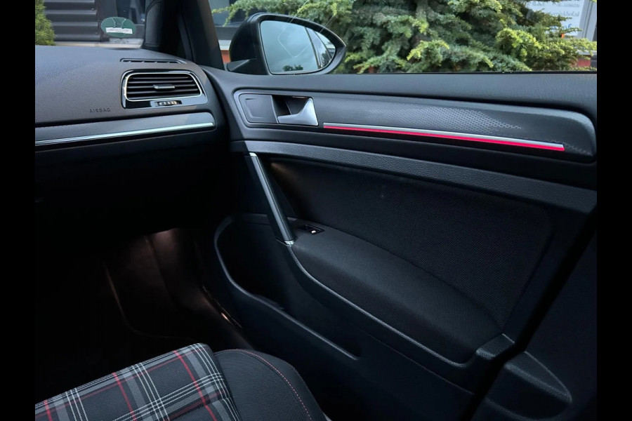 Volkswagen Golf GTI 2.0 TSI Performance