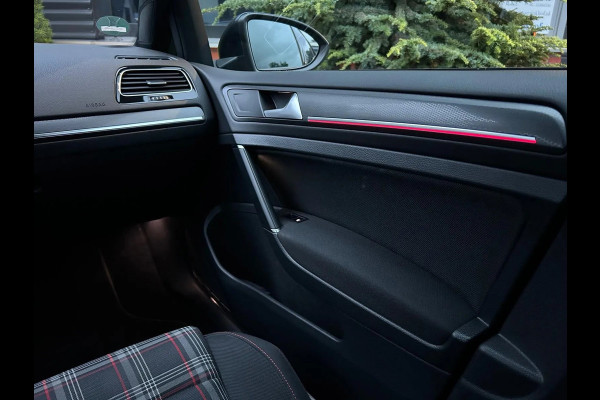 Volkswagen Golf GTI 2.0 TSI Performance