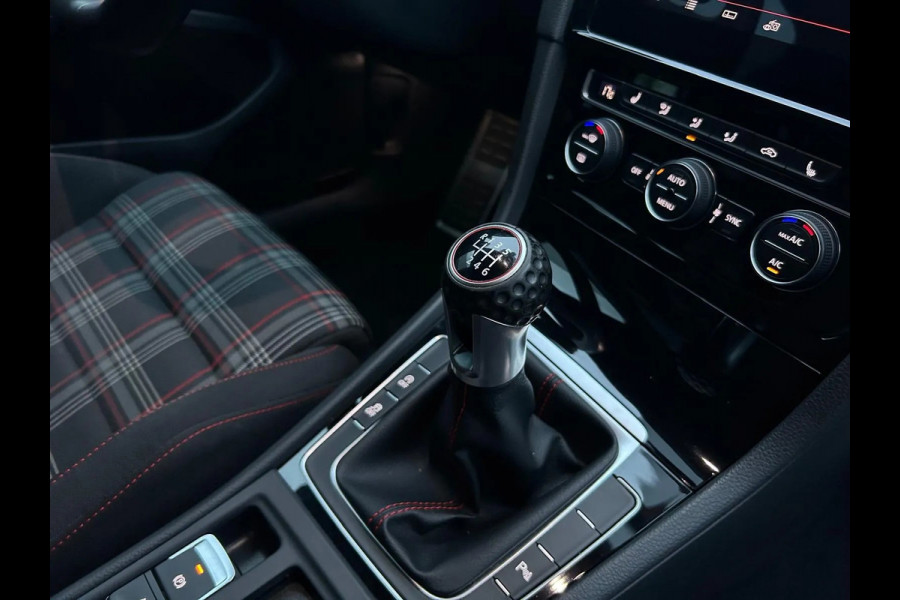 Volkswagen Golf GTI 2.0 TSI Performance