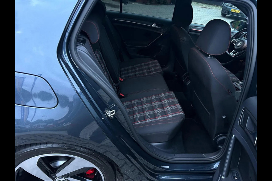 Volkswagen Golf GTI 2.0 TSI Performance