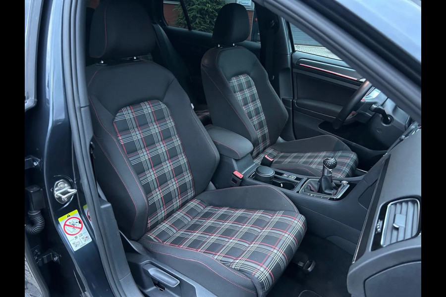 Volkswagen Golf GTI 2.0 TSI Performance