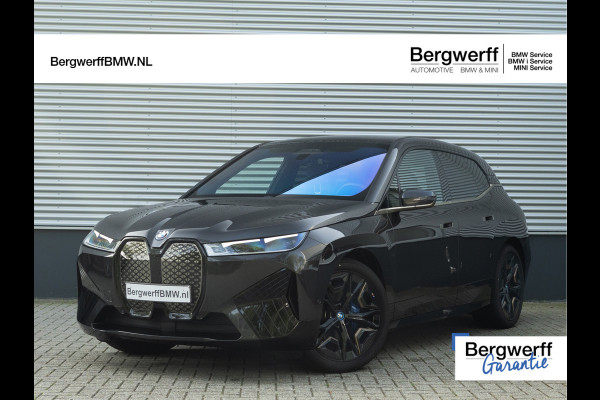BMW iX xDrive40 - Sportpakket - Pano - Trekhaak - Soft Close - Driving Ass Prof - Lasers