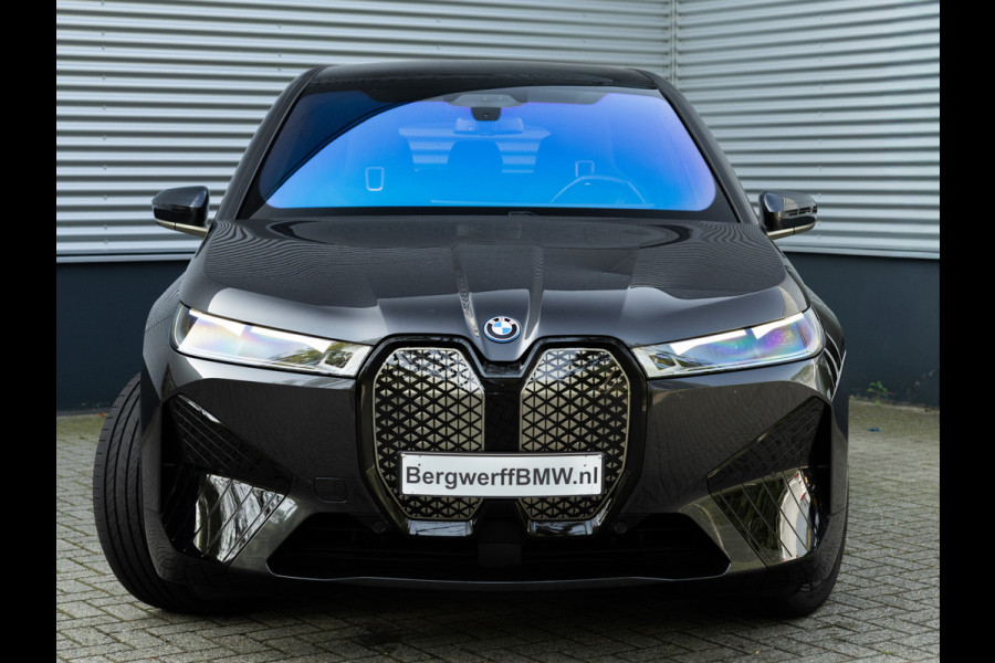 BMW iX xDrive40 - Sportpakket - Pano - Trekhaak - Soft Close - Driving Ass Prof - Lasers