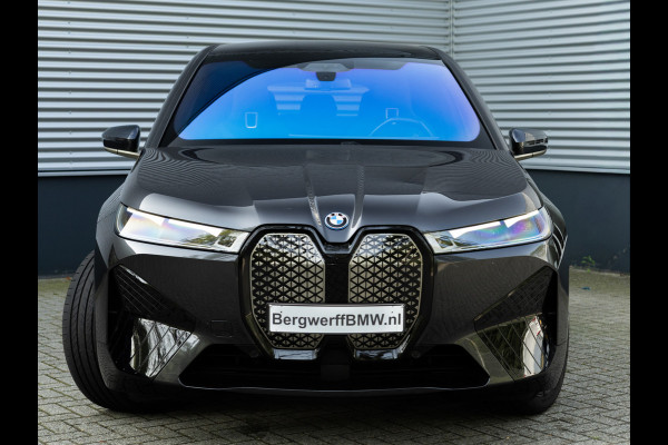 BMW iX xDrive40 - Sportpakket - Pano - Trekhaak - Soft Close - Driving Ass Prof - Lasers