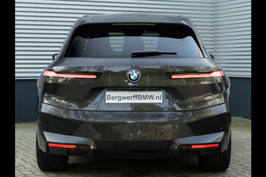 BMW iX xDrive40 - Sportpakket - Pano - Trekhaak - Soft Close - Driving Ass Prof - Lasers