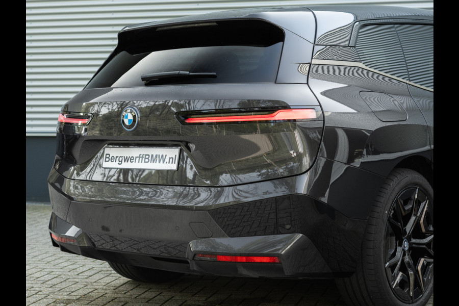 BMW iX xDrive40 - Sportpakket - Pano - Trekhaak - Soft Close - Driving Ass Prof - Lasers