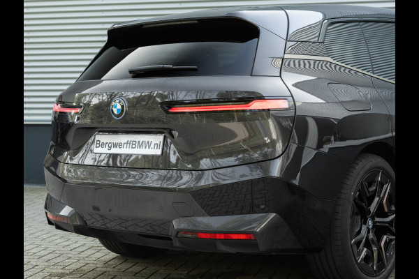 BMW iX xDrive40 - Sportpakket - Pano - Trekhaak - Soft Close - Driving Ass Prof - Lasers