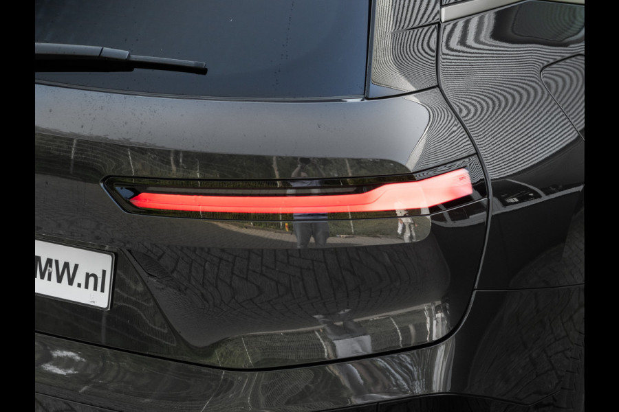 BMW iX xDrive40 - Sportpakket - Pano - Trekhaak - Soft Close - Driving Ass Prof - Lasers