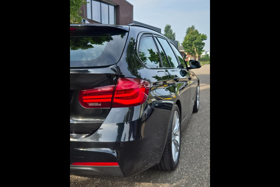 BMW 3 Serie Touring M Sport INCL BTW Apple CarPlay Trekhaak Zwart LED Evo GR Navi 2e eigenaar Breedset M Velgen Garantie