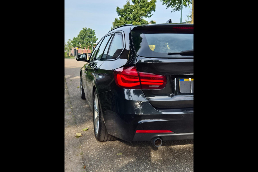 BMW 3 Serie Touring M Sport INCL BTW Apple CarPlay Trekhaak Zwart LED Evo GR Navi 2e eigenaar Breedset M Velgen Garantie
