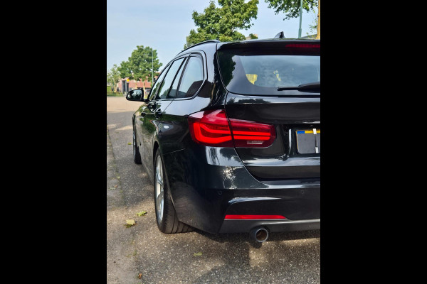BMW 3 Serie Touring M Sport INCL BTW Apple CarPlay Trekhaak Zwart LED Evo GR Navi 2e eigenaar Breedset M Velgen Garantie