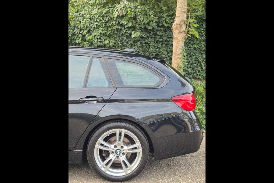 BMW 3 Serie Touring M Sport INCL BTW Apple CarPlay Trekhaak Zwart LED Evo GR Navi 2e eigenaar Breedset M Velgen Garantie