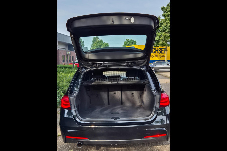 BMW 3 Serie Touring M Sport INCL BTW Apple CarPlay Trekhaak Zwart LED Evo GR Navi 2e eigenaar Breedset M Velgen Garantie