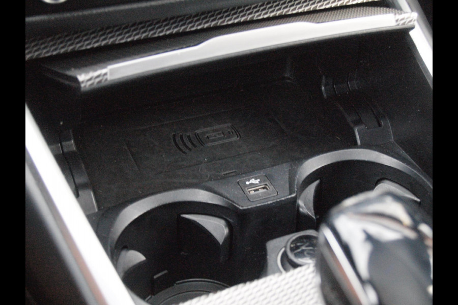 BMW 3 Serie Touring 320i High Executive Edition | M-Pakket | Camera | Sfeerverlichting | Black optiek | Apple Carplay |