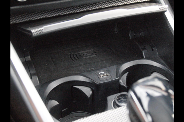 BMW 3 Serie Touring 320i High Executive Edition | M-Pakket | Camera | Sfeerverlichting | Black optiek | Apple Carplay |