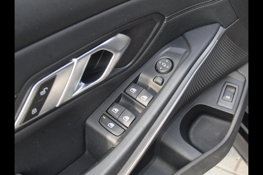 BMW 3 Serie Touring 320i High Executive Edition | M-Pakket | Camera | Sfeerverlichting | Black optiek | Apple Carplay |