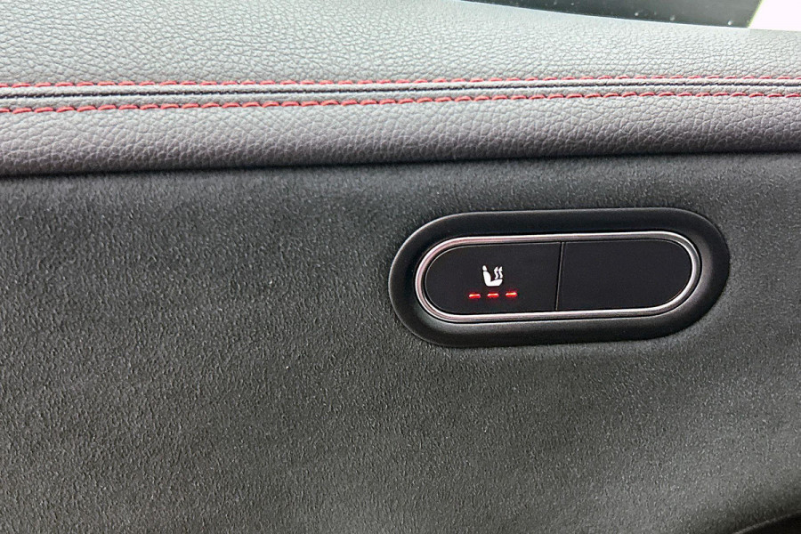 Mercedes-Benz CLA-Klasse 200 Premium Plus AMG-Line(Dealer OndH, Sfeer-Verlichting, Navi, StoelV, Cruise Control, Climate Con, Etc)