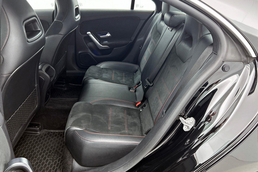 Mercedes-Benz CLA-Klasse 200 Premium Plus AMG-Line(Dealer OndH, Sfeer-Verlichting, Navi, StoelV, Cruise Control, Climate Con, Etc)