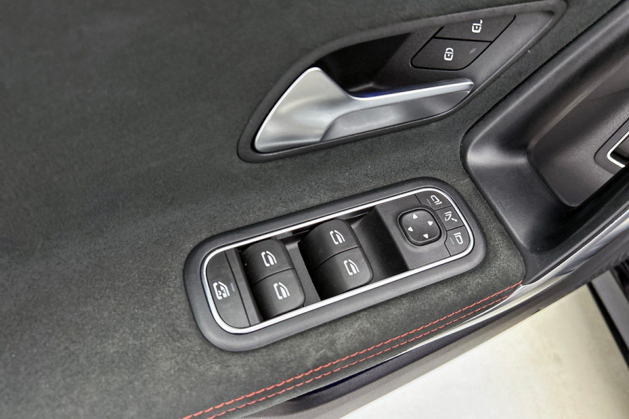 Mercedes-Benz CLA-Klasse 200 Premium Plus AMG-Line(Dealer OndH, Sfeer-Verlichting, Navi, StoelV, Cruise Control, Climate Con, Etc)