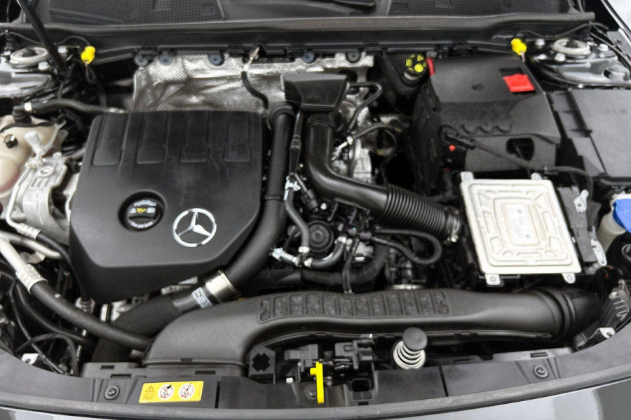 Mercedes-Benz CLA-Klasse 200 Premium Plus AMG-Line(Dealer OndH, Sfeer-Verlichting, Navi, StoelV, Cruise Control, Climate Con, Etc)