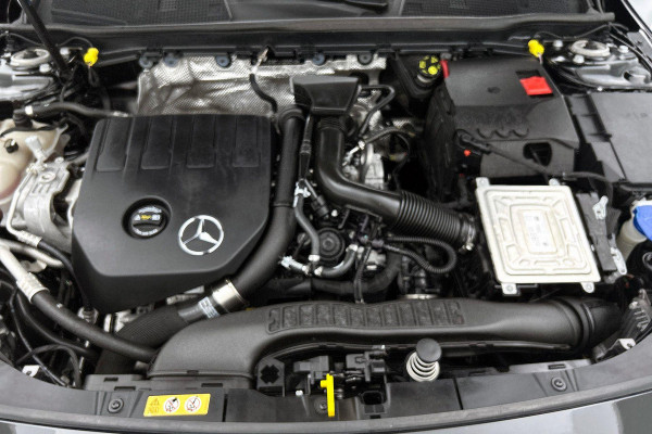 Mercedes-Benz CLA-Klasse 200 Premium Plus AMG-Line(Dealer OndH, Sfeer-Verlichting, Navi, StoelV, Cruise Control, Climate Con, Etc)