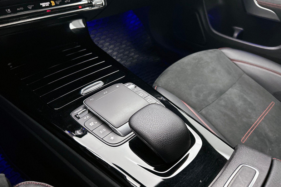 Mercedes-Benz CLA-Klasse 200 Premium Plus AMG-Line(Dealer OndH, Sfeer-Verlichting, Navi, StoelV, Cruise Control, Climate Con, Etc)