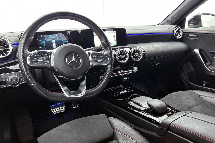 Mercedes-Benz CLA-Klasse 200 Premium Plus AMG-Line(Dealer OndH, Sfeer-Verlichting, Navi, StoelV, Cruise Control, Climate Con, Etc)